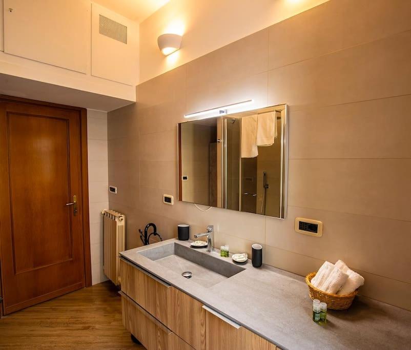 Dimora Al Colosseo, 2 Bedrooms โรม ภายนอก รูปภาพ